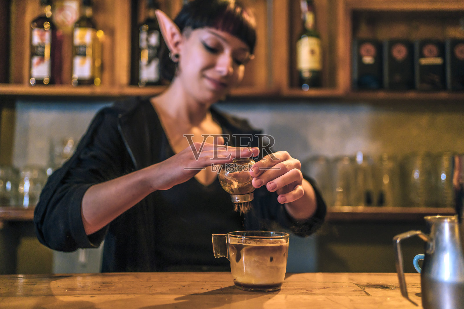 女咖啡师正在煮咖啡照片摄影图片