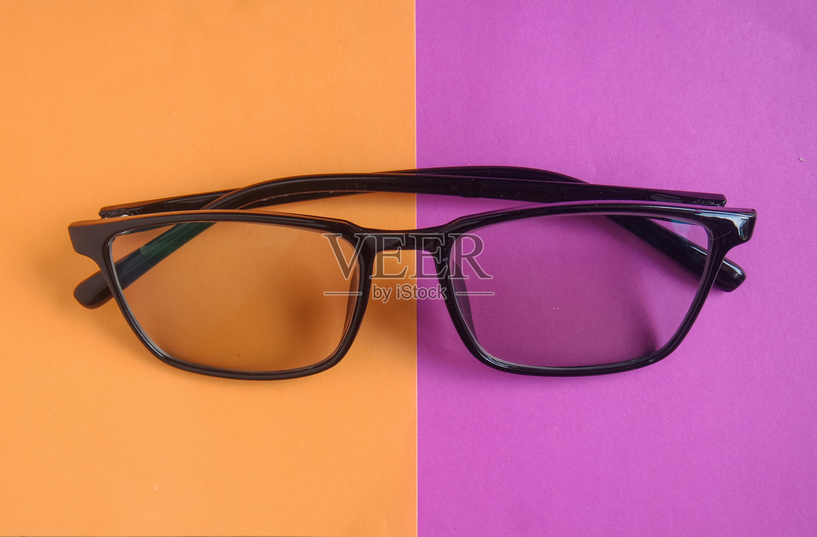 现代时尚男士黑色太阳镜，粉色和黄色背景。照片摄影图片