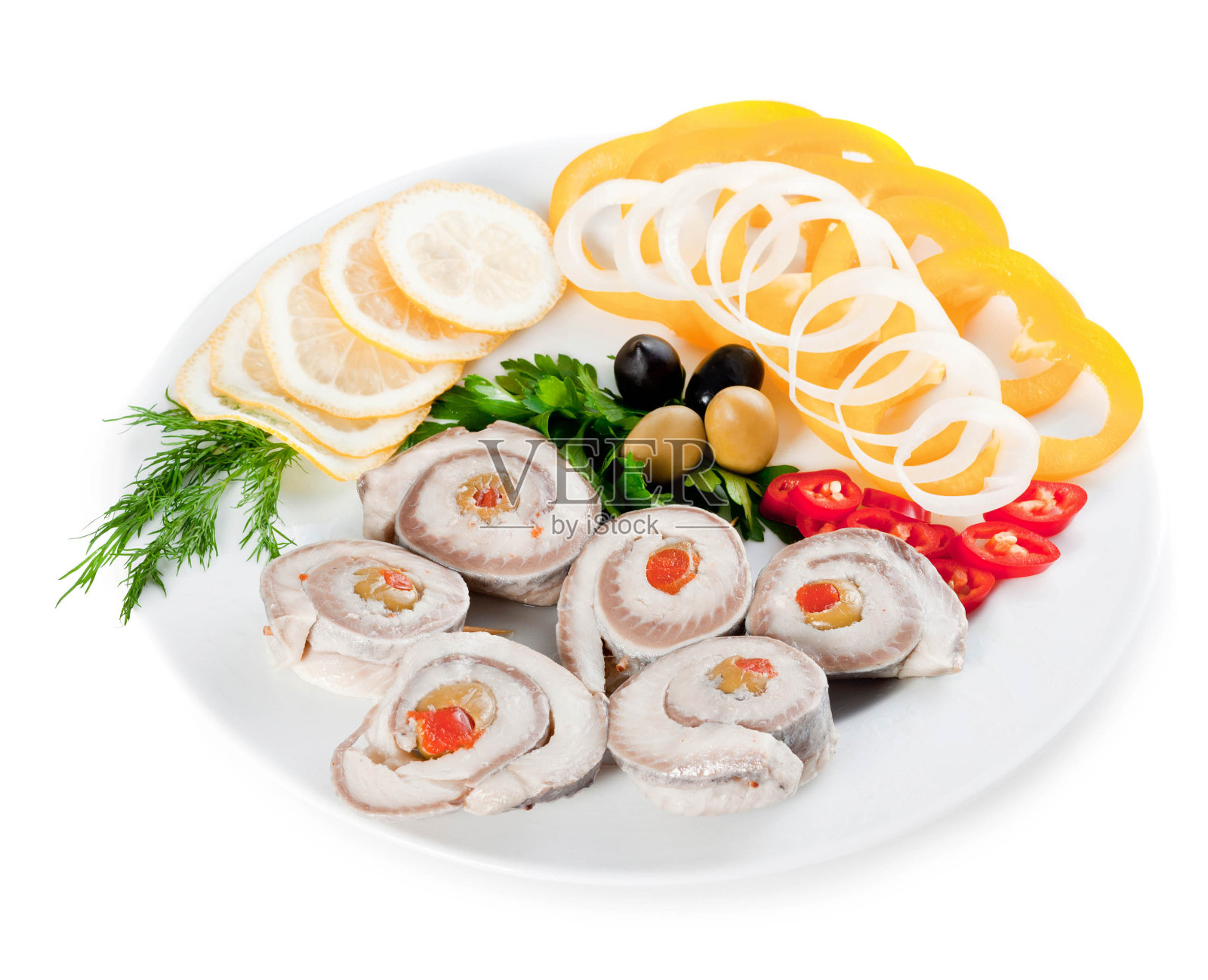 鱼配蔬菜和橄榄照片摄影图片