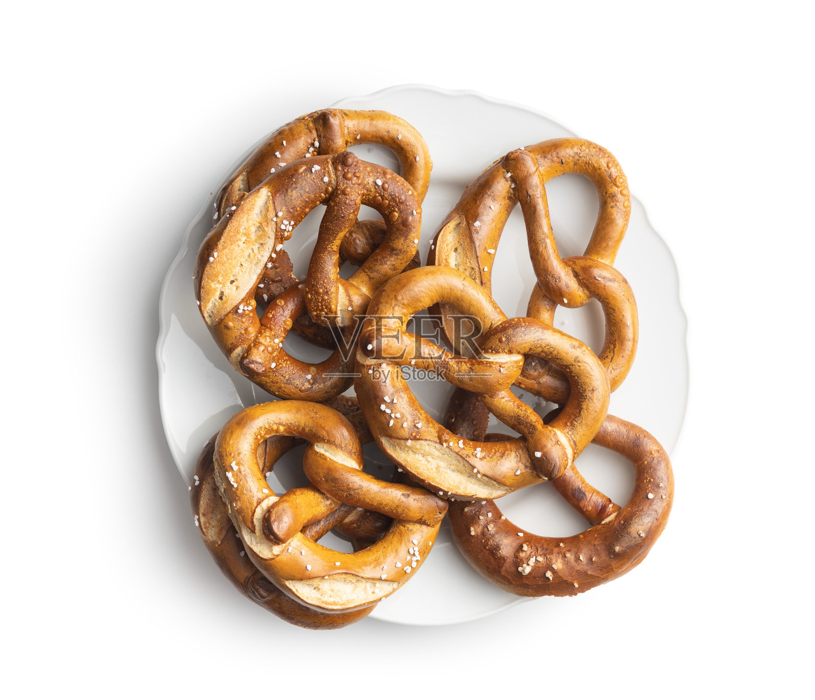 烤巴伐利亚椒盐卷饼孤立在白色背景。照片摄影图片