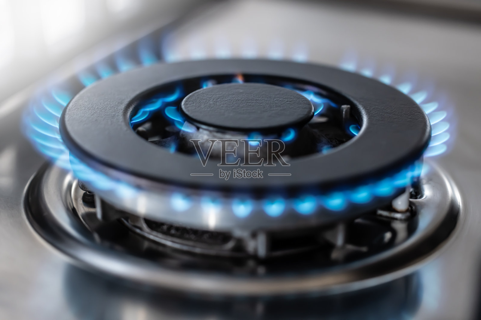 燃气燃烧器燃烧时发出的蓝色火焰就像家庭厨房或酒店餐厅的丙烷丁烷炉一样。照片摄影图片