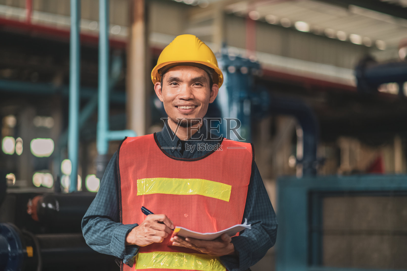亚裔男性建筑工人照片摄影图片