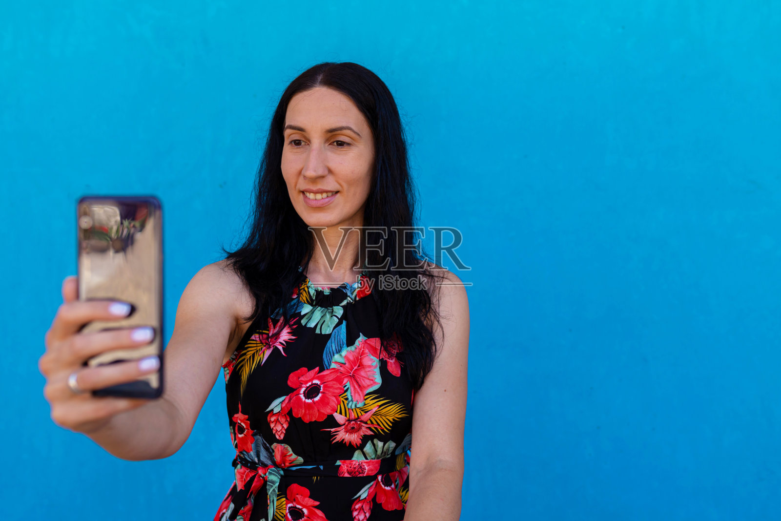 一名女子在使用智能手机时微笑照片摄影图片