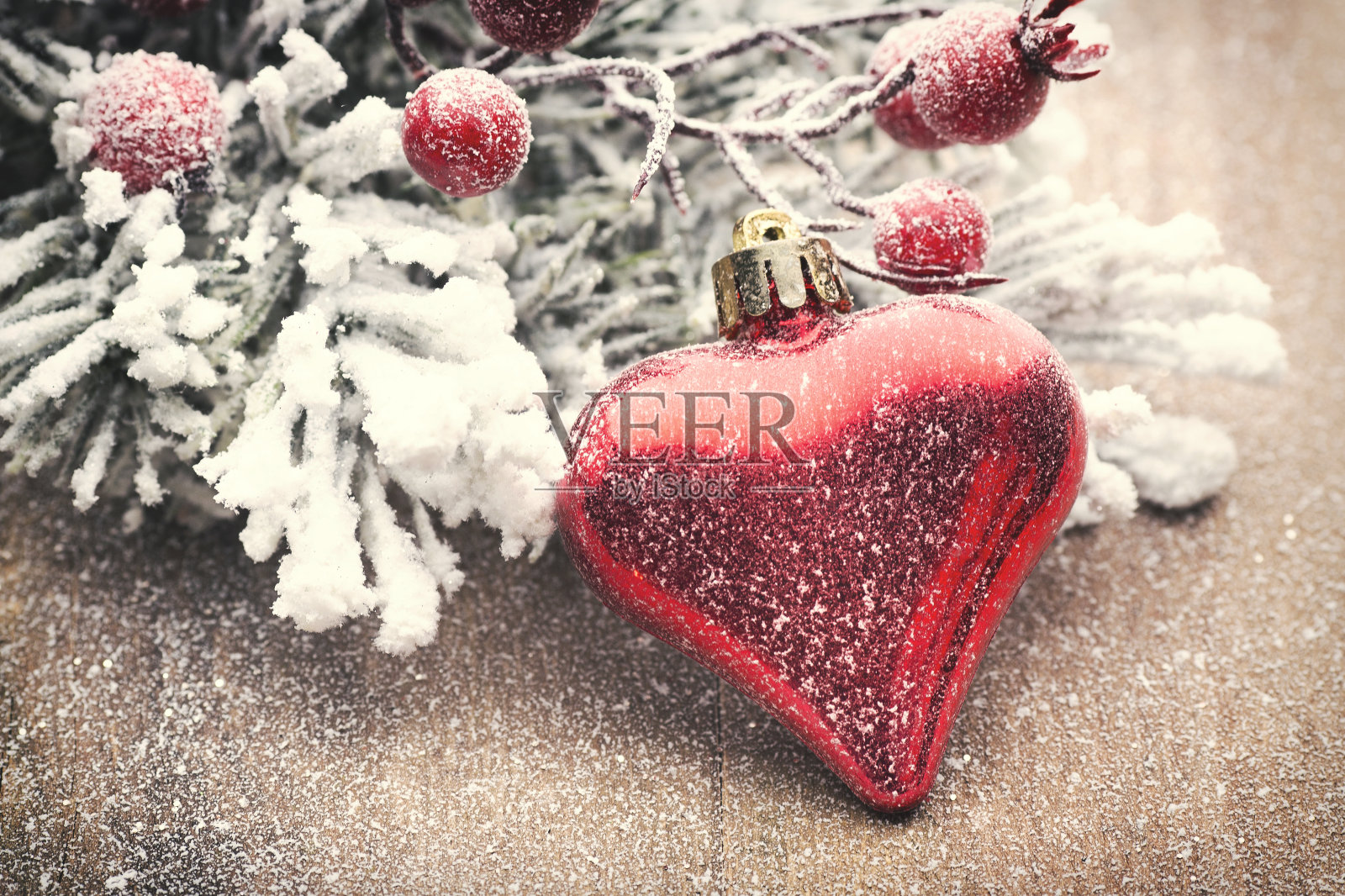 以杉木树枝为背景的圣诞装饰。照片摄影图片