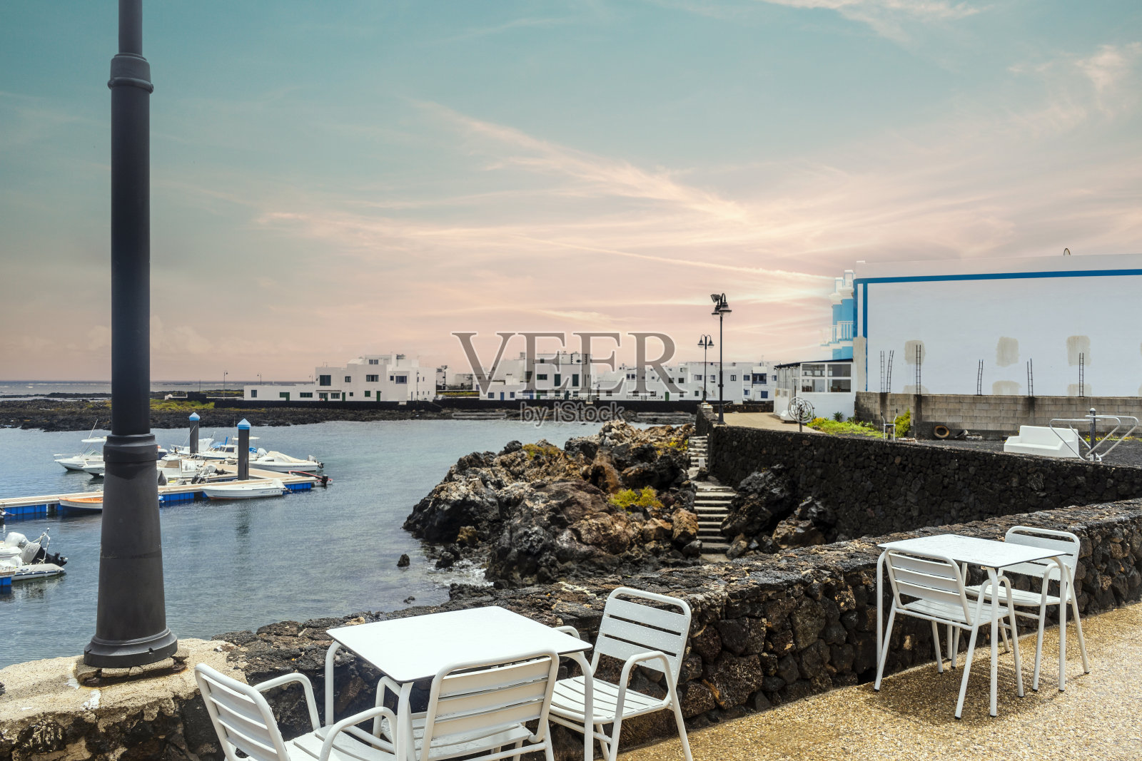 西班牙兰萨罗特的Corralejo，黑色火山岩上的白色建筑照片摄影图片