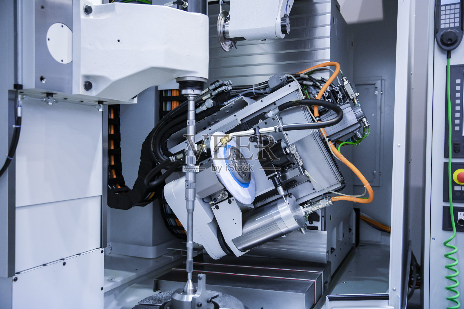 数控机床。金属加工重工业。高科技高速金属加工。照片摄影图片