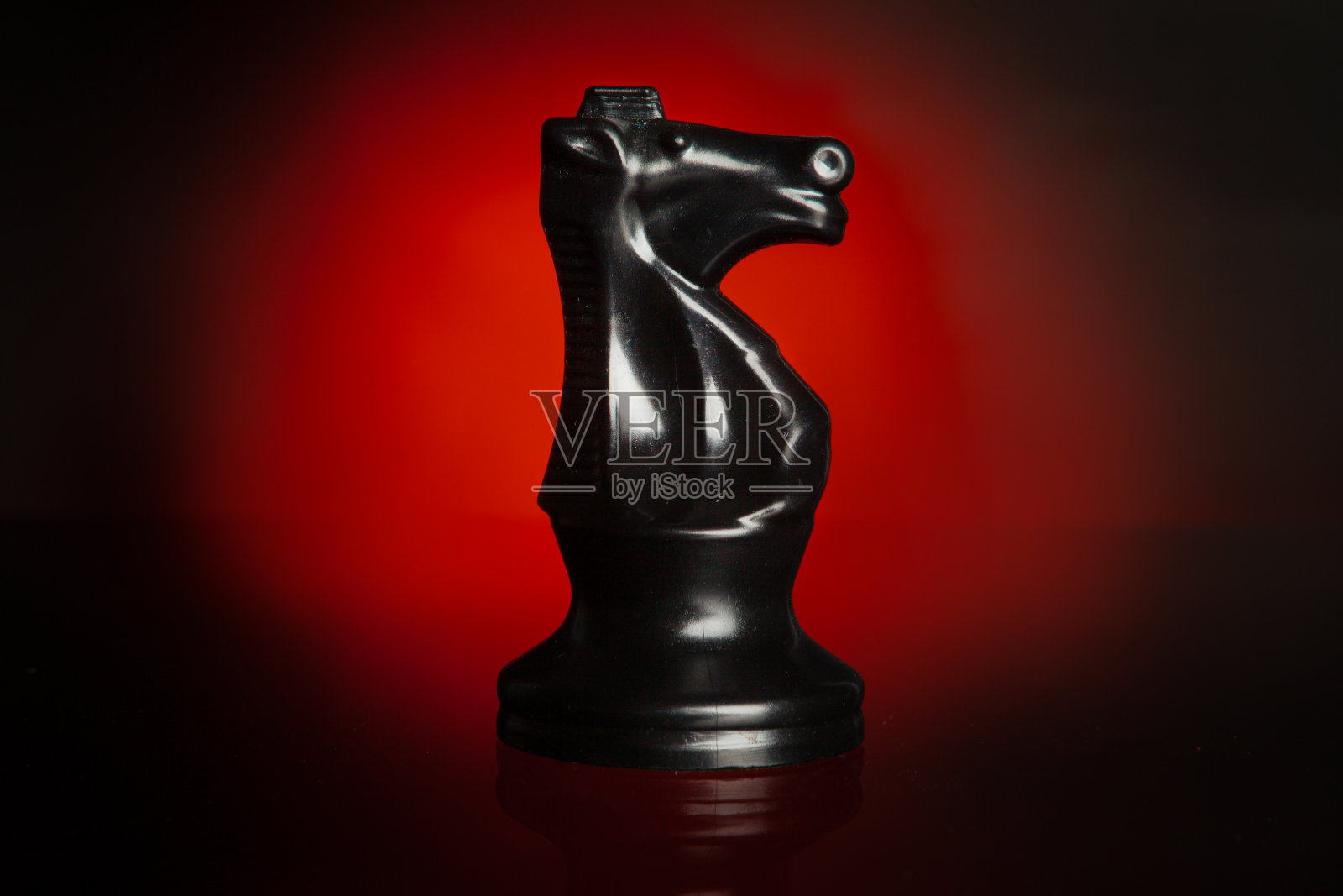 国际象棋棋子在深色背景与红色背光接近照片摄影图片