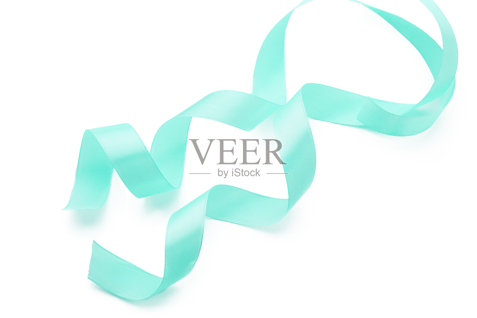 闪亮的缎带在浅柔和的蓝色孤立的白色背景照片摄影图片