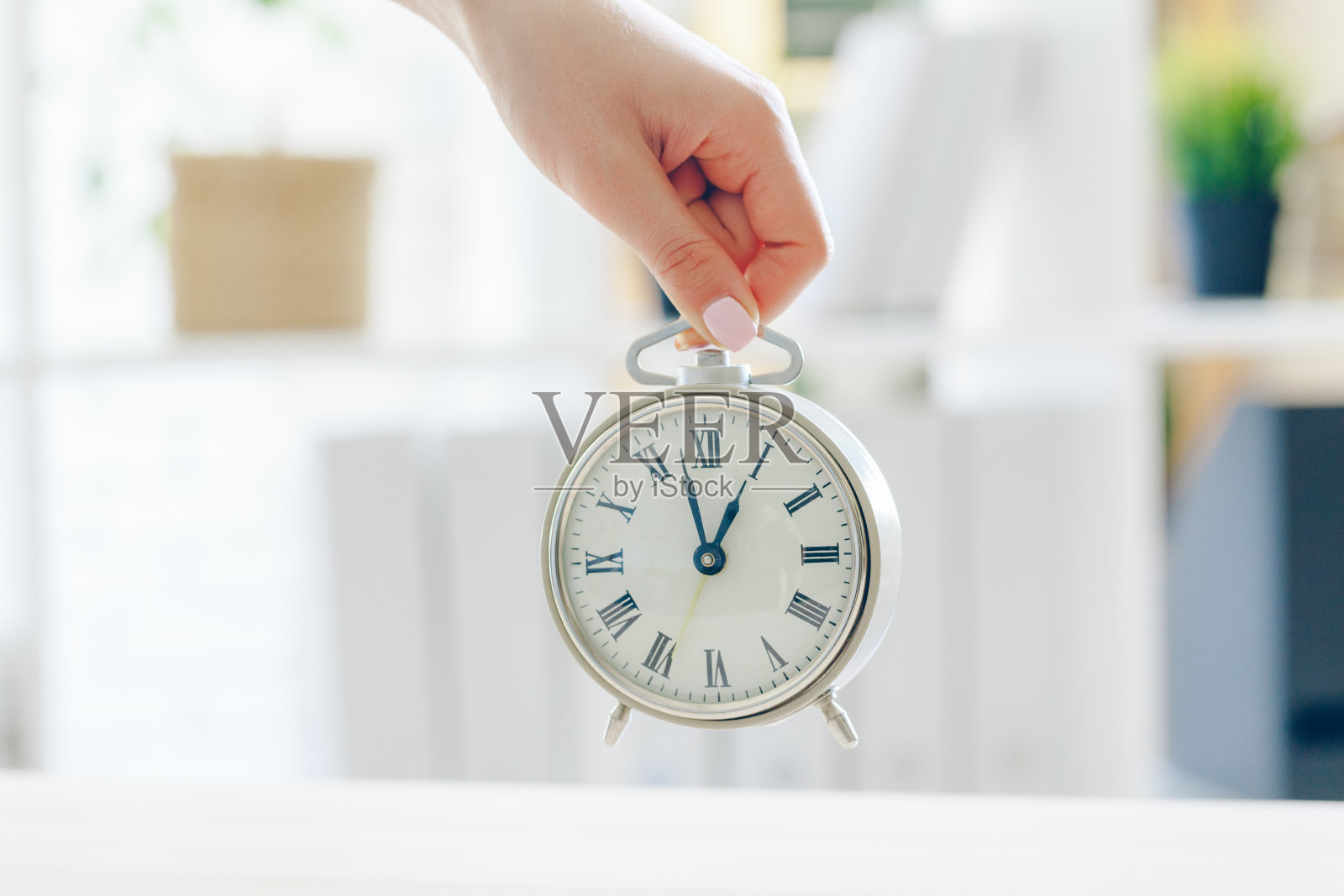 闹钟。该醒醒了。照片摄影图片