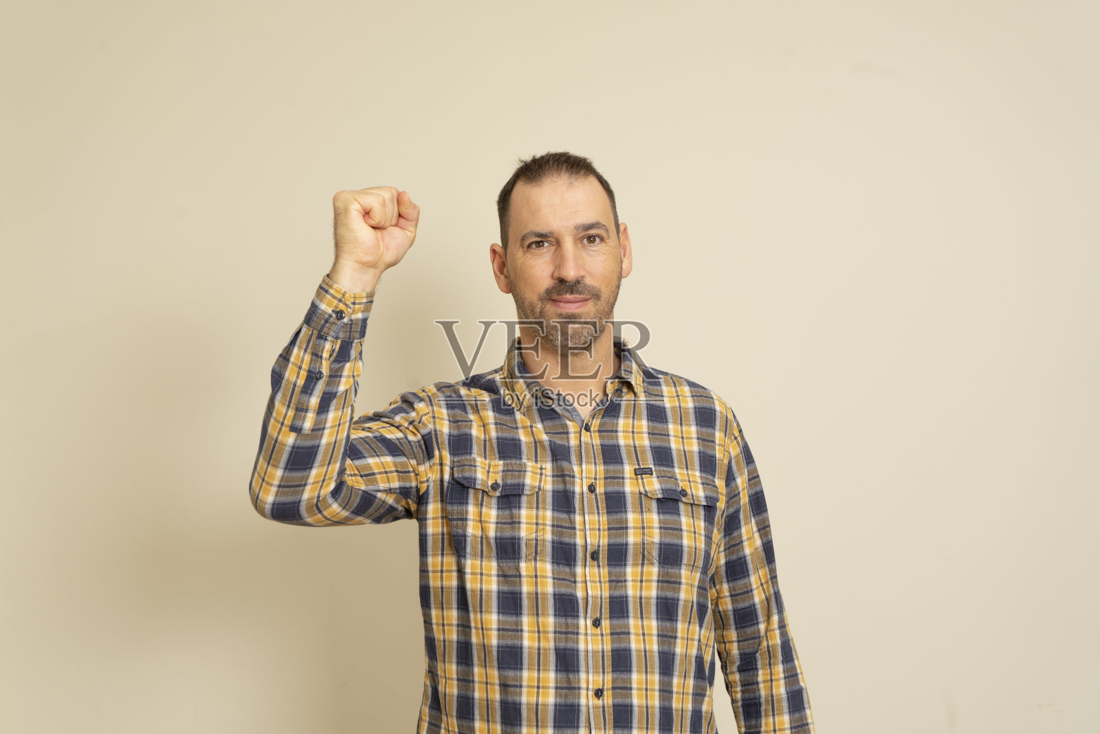 快乐成功的大胡子商人获胜，举起拳头庆祝成功孤立的米色墙背景。积极的人类情感面部表情。感悟人生，成就人生。照片摄影图片