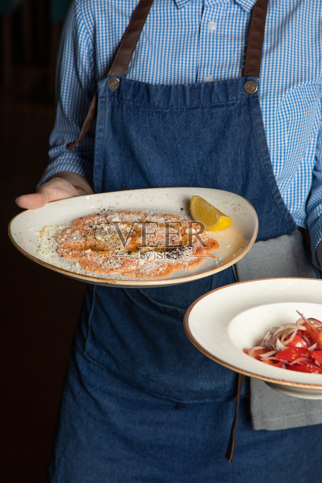 新鲜、彩色、成熟的秋季或夏季传家宝番茄品种，减肥菜单。健康的沙拉照片摄影图片