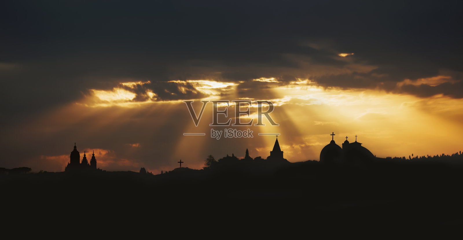 在耶路撒冷上空，光线穿过乌云。基督教的概念背景。照片摄影图片