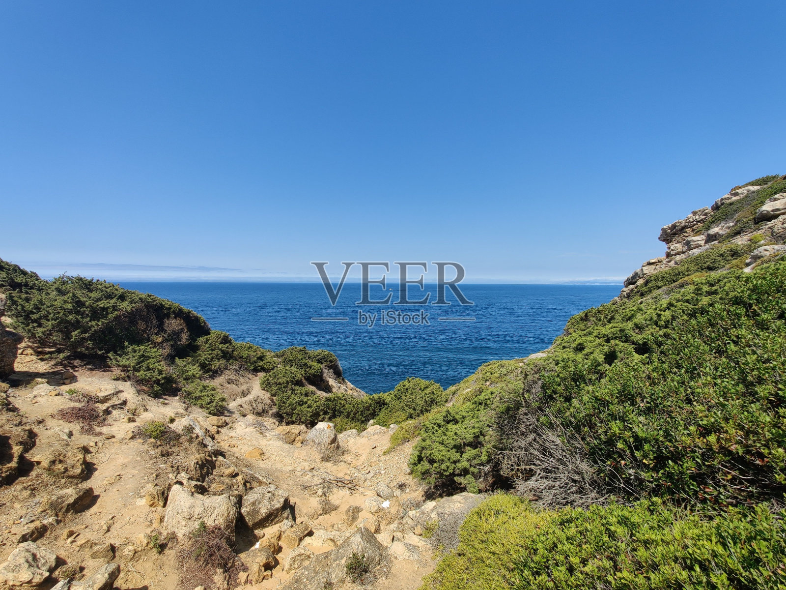 里斯本地区的山脉和石头在海洋上的风景照片摄影图片