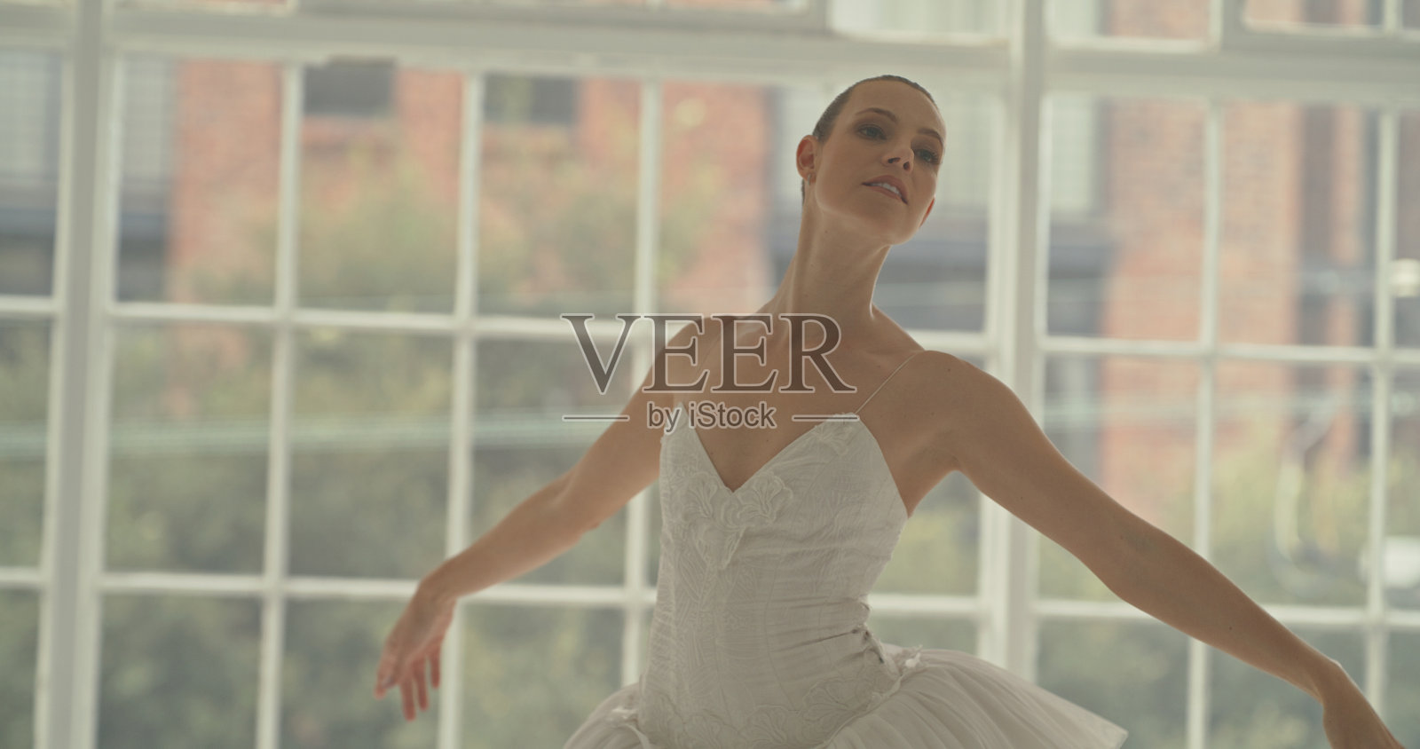 芭蕾舞、舞蹈和艺术，由女芭蕾舞演员在工作室里跳舞，以获得艺术自由或表达。创意，优雅和运动与女舞者练习独奏会或在室内排练照片摄影图片