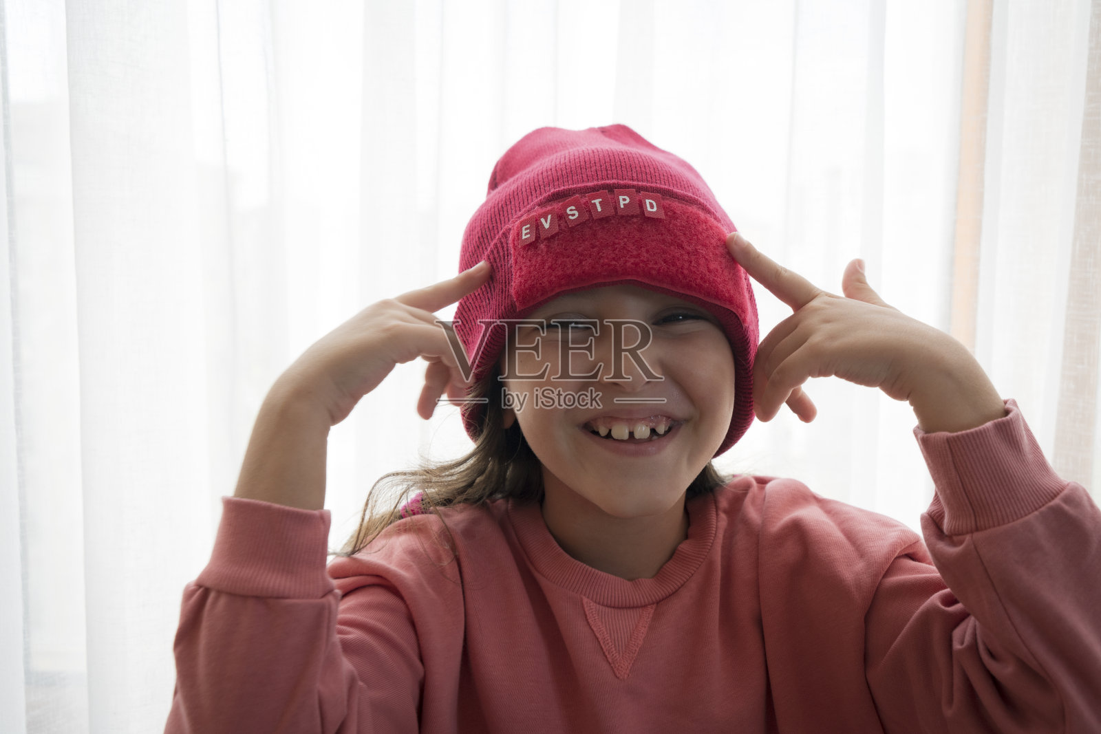 可爱的小女孩照片摄影图片