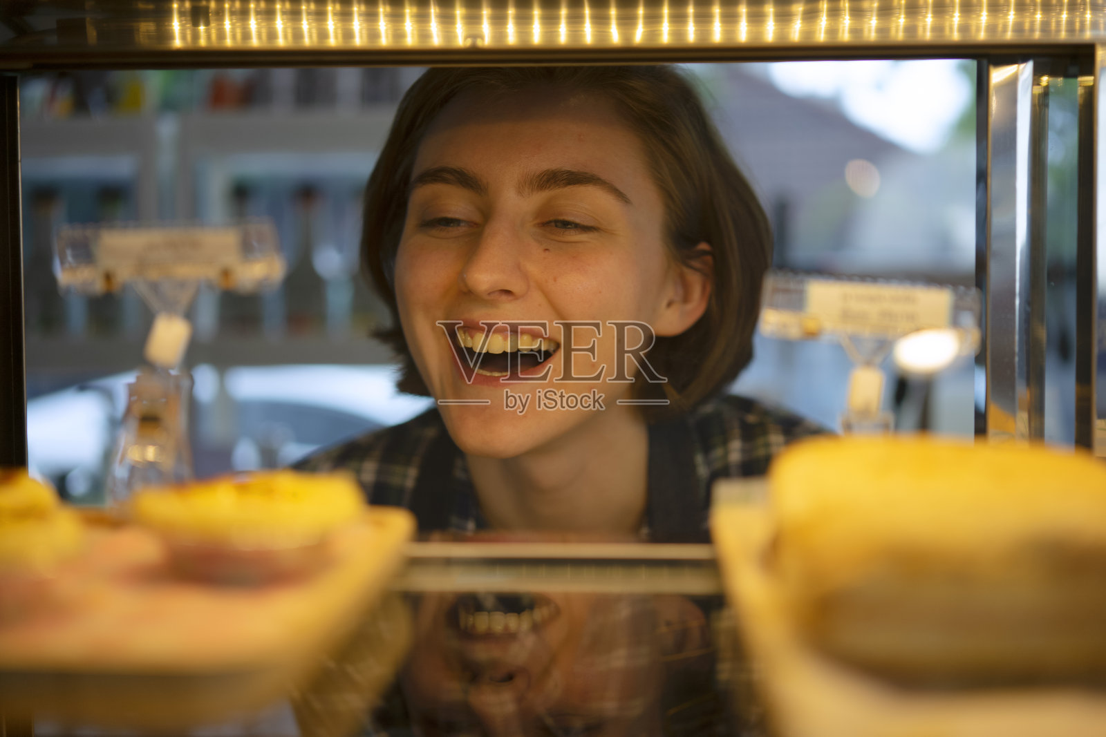 年轻的企业家在咖啡馆工作。照片摄影图片