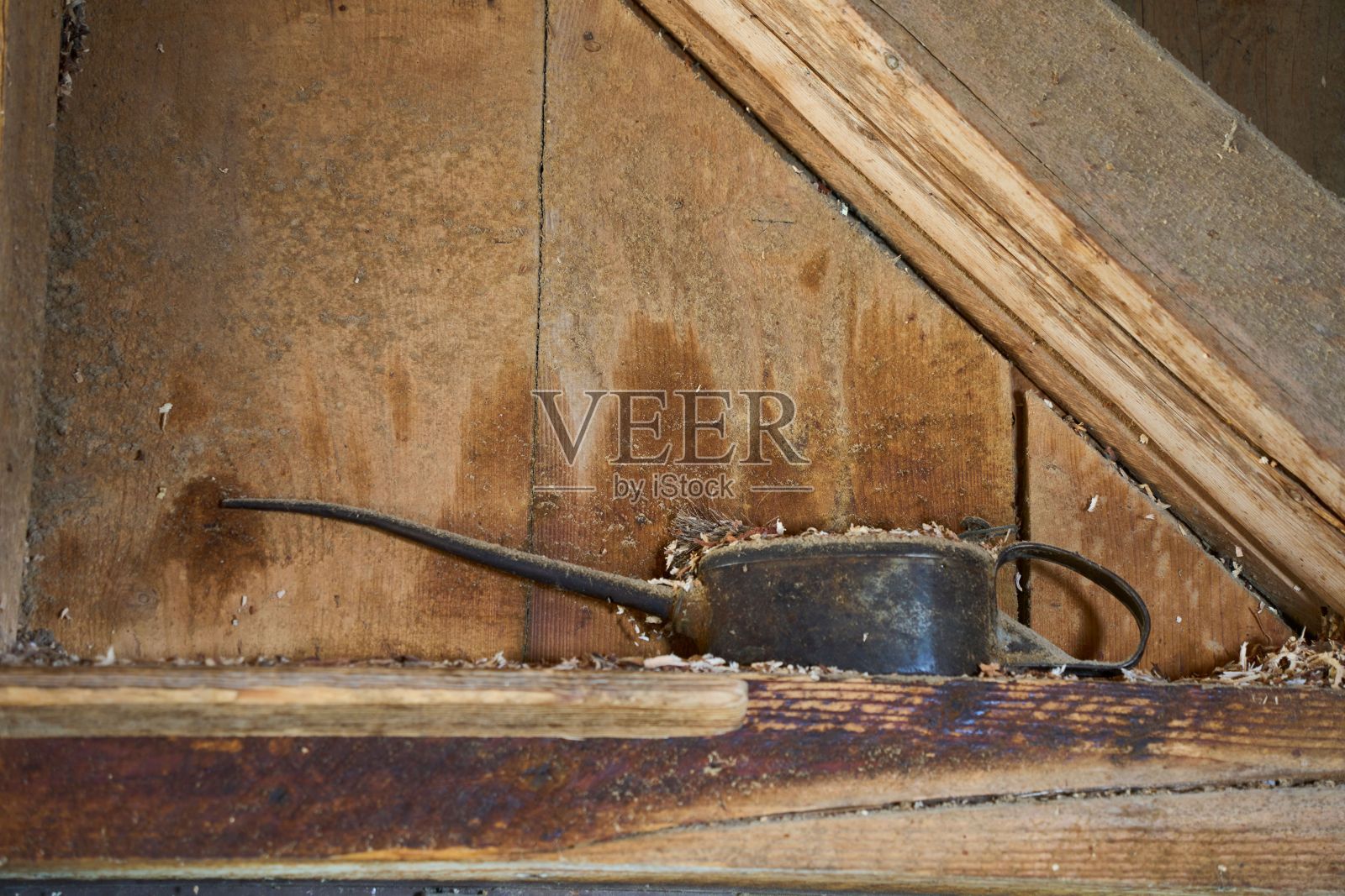 旧锯木厂的油罐照片摄影图片