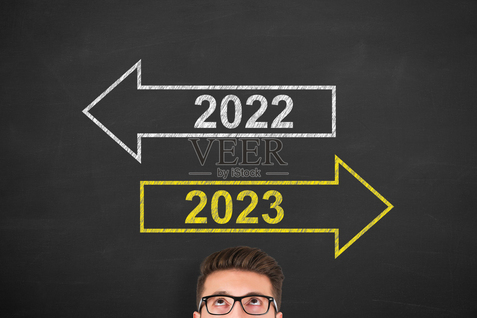 旧年或2023年新年在黑板背景人的头上照片摄影图片