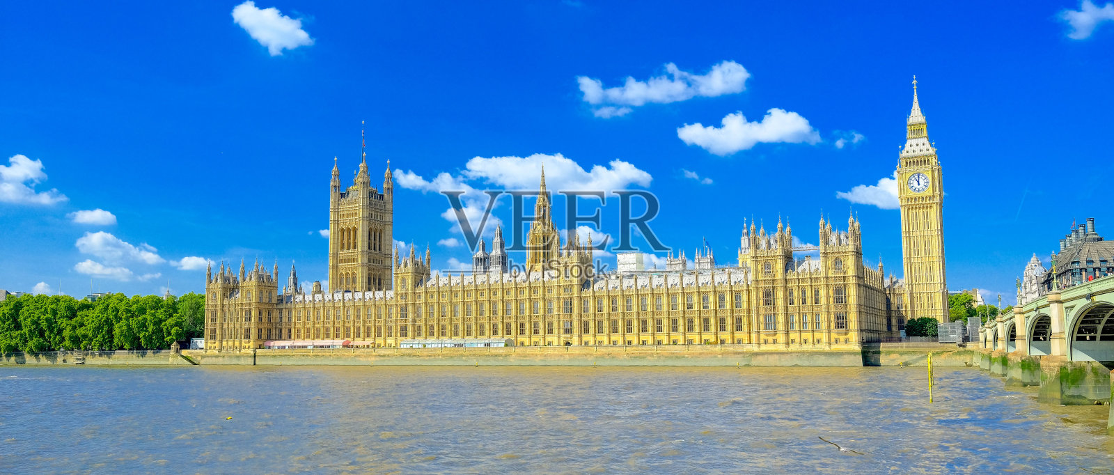 伦敦地标建筑的全景，大本钟和威斯敏斯特宫旁边的主题河照片摄影图片