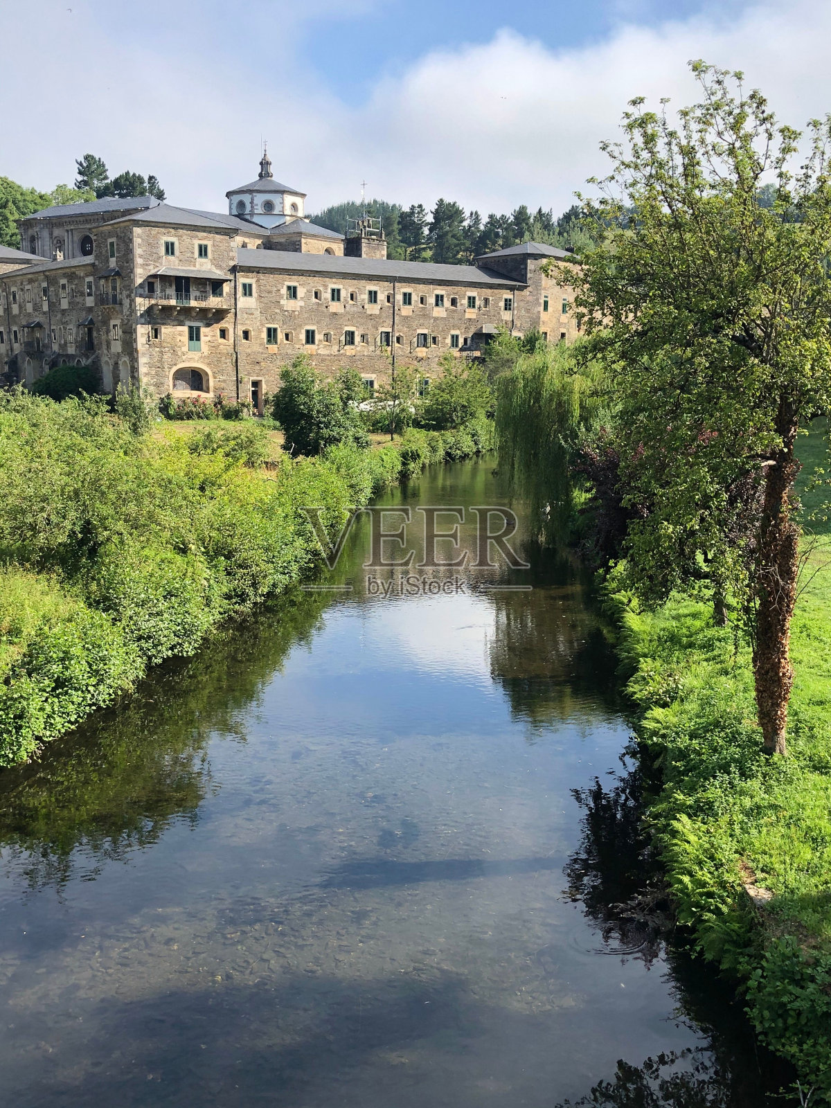 在阳光明媚的日子里，平静的河流背景是萨摩斯修道院照片摄影图片