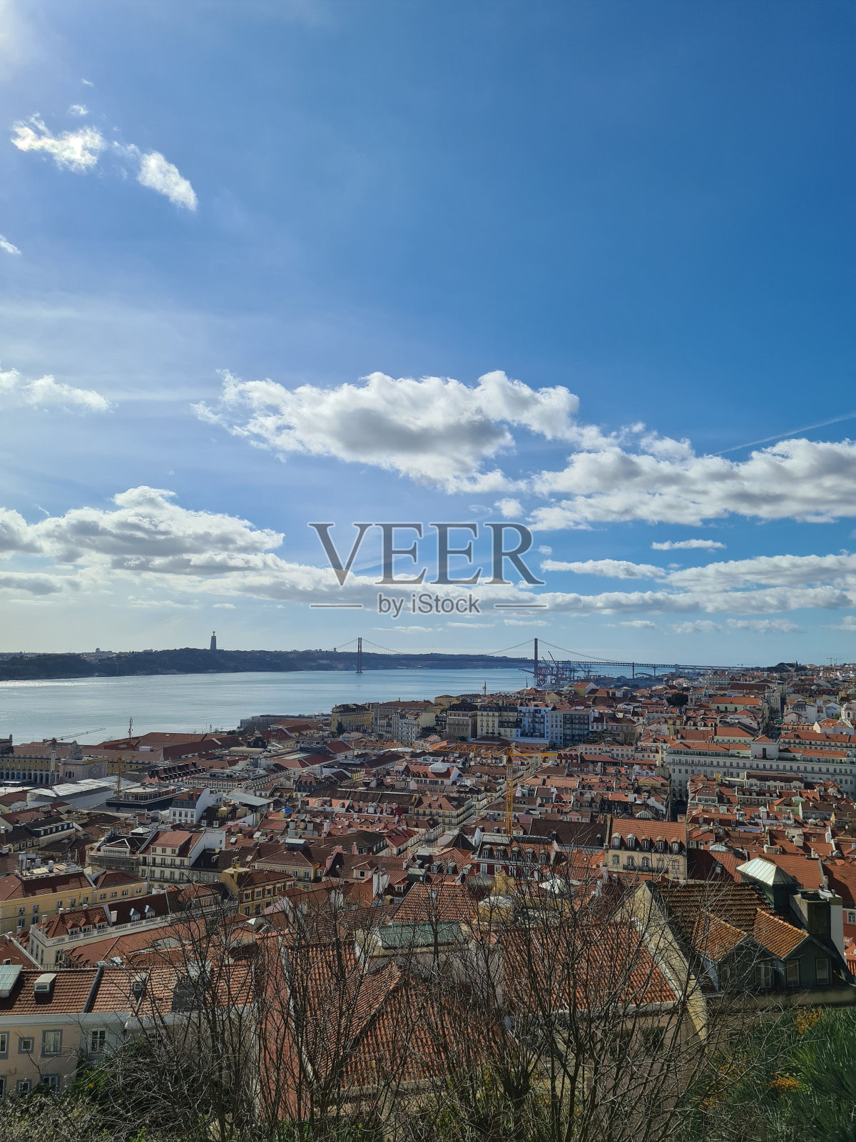 无人机拍摄的里斯本城市景观，蓝色多云的天空下有红屋顶的建筑照片摄影图片