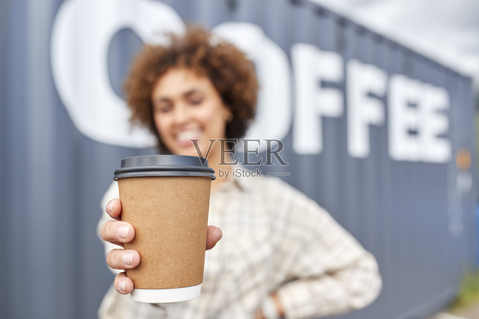 站在集装箱旁的咖啡店或分销公司的女老板画像照片摄影图片