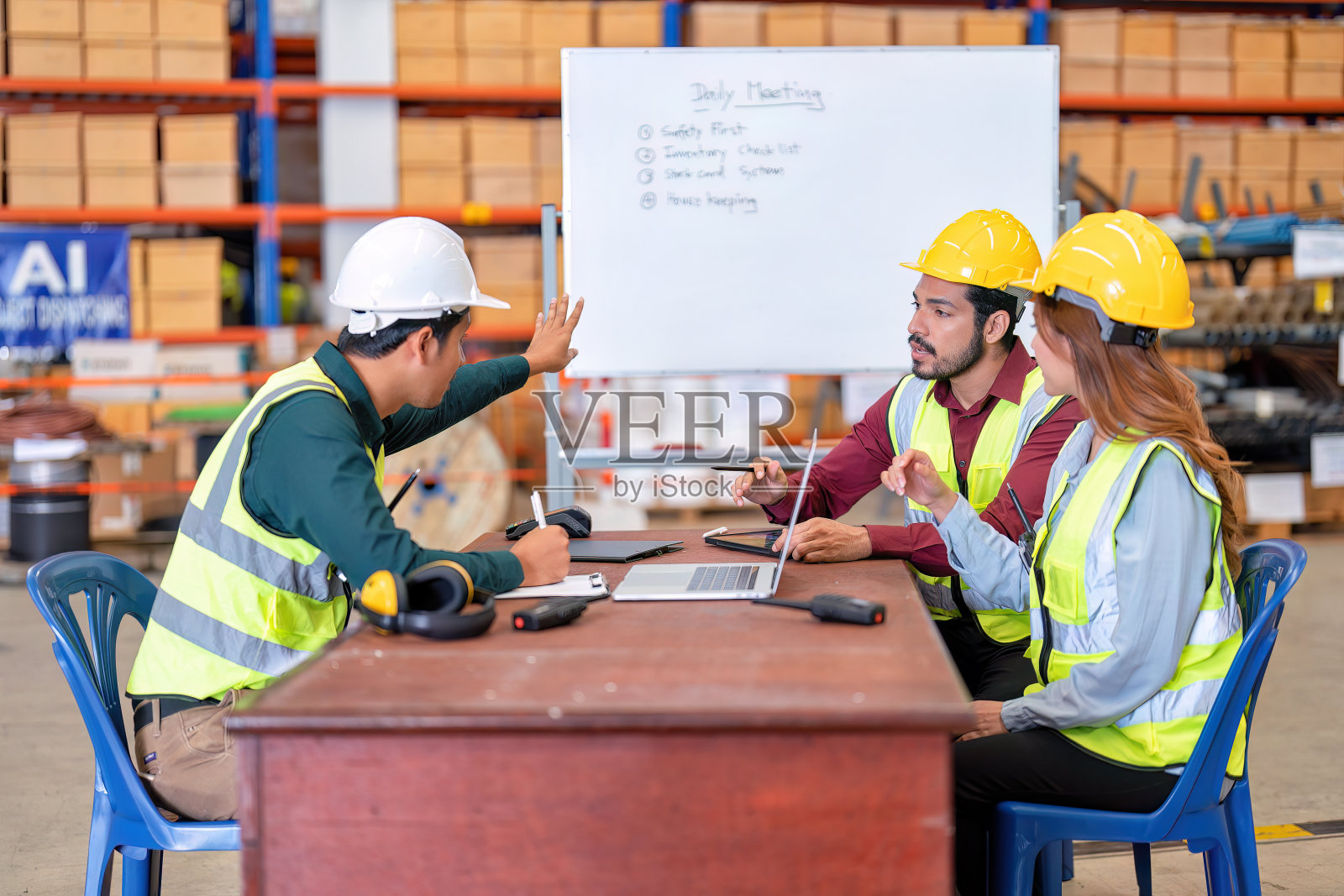仓库工厂的工人群照片摄影图片