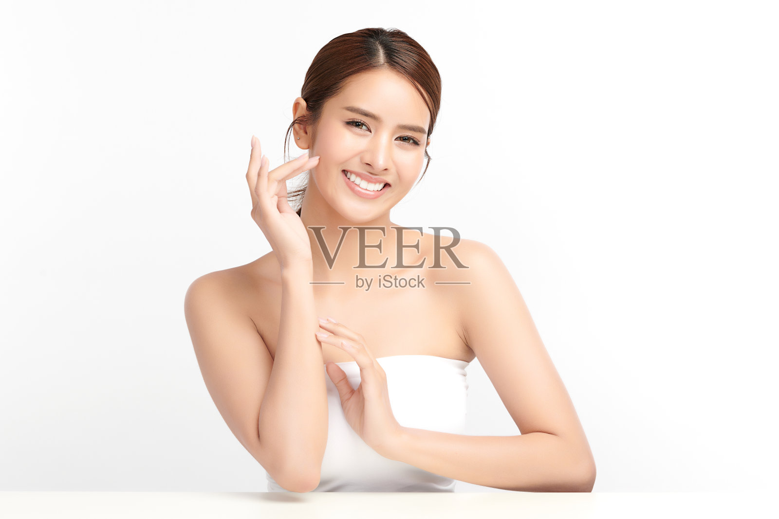 美丽年轻的亚洲女性与清洁新鲜的皮肤在白色的背景，面部护理，面部治疗，美容，美容和水疗，亚洲女性肖像。照片摄影图片