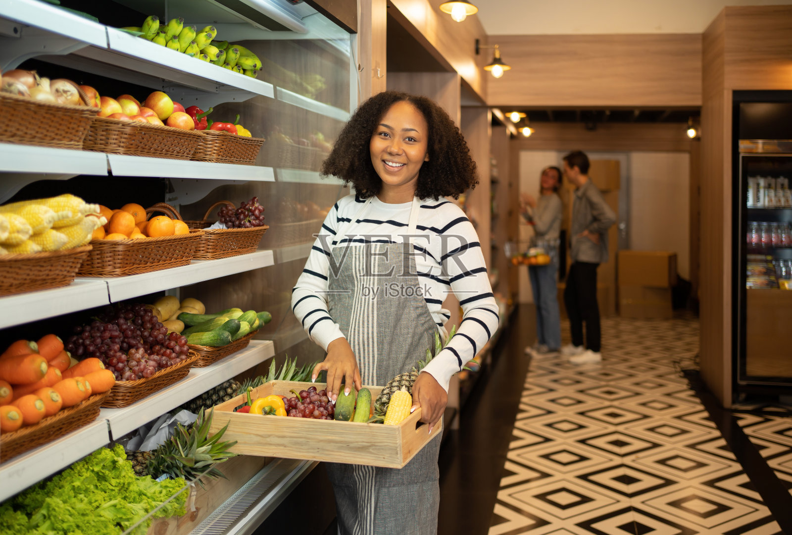 画像黑人非裔美国妇女工作在超市或零售商店和食品杂货产品。购买食物。人们的生活方式。业务服务。工人照片摄影图片
