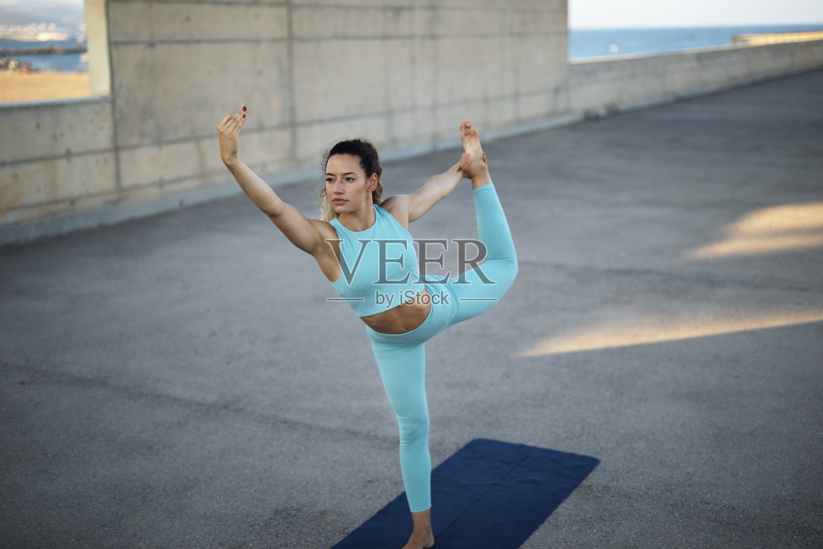 美丽的运动员女子做伸展运动照片摄影图片