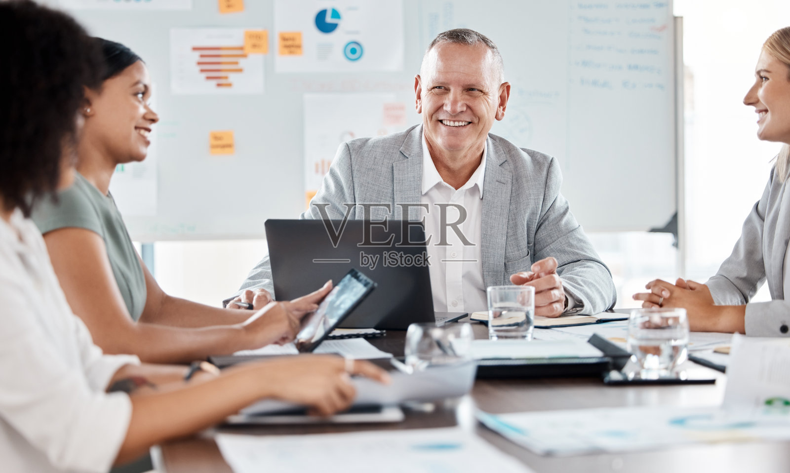 财务业务人员在会议上策划，讨论企业会计合作，为公司财务成功而微笑。经理，老板和车间领导与代理团队照片摄影图片