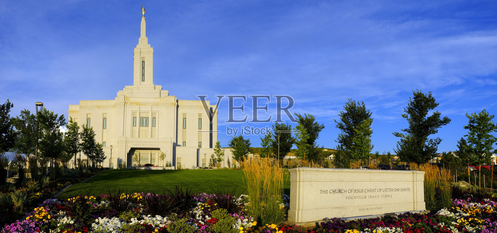 波卡特洛爱达荷LDS摩门教堂天空，云，花和树照片摄影图片