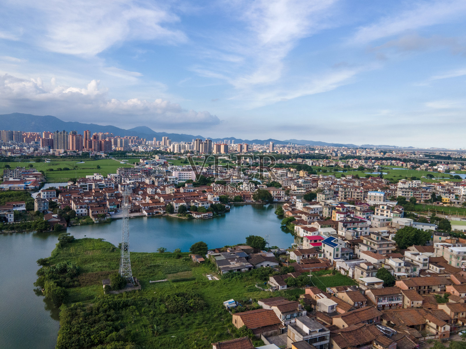 鸟瞰湖边的乡村房屋和绿地照片摄影图片