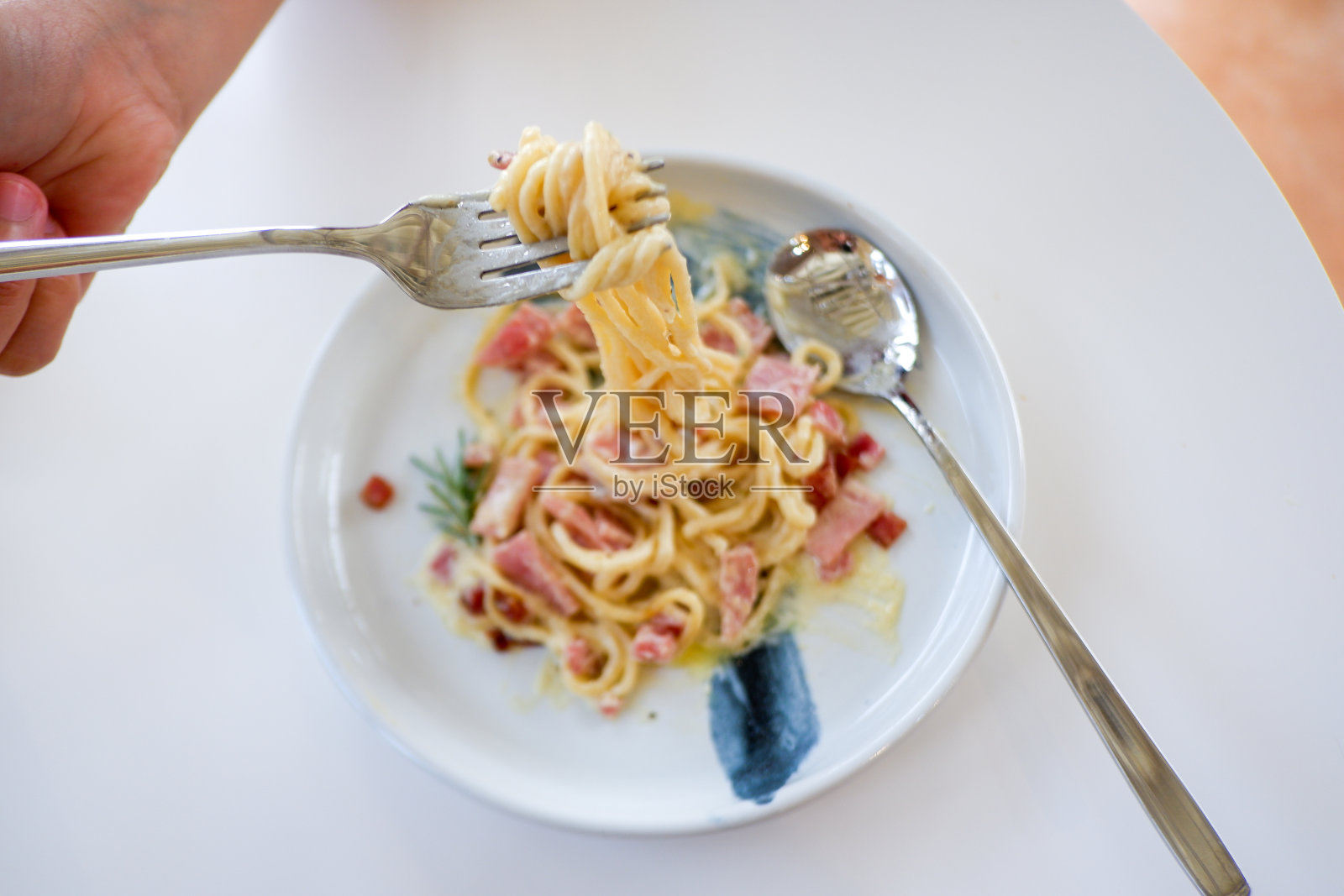 准备好吃加培根的意大利面了吗。照片摄影图片