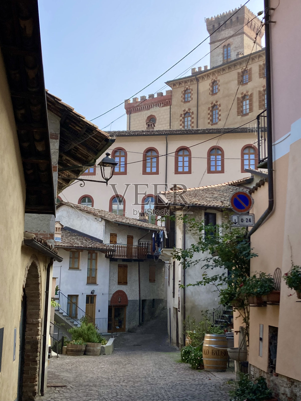 意大利皮埃蒙特地区的巴罗洛村和老城区的小街道照片摄影图片