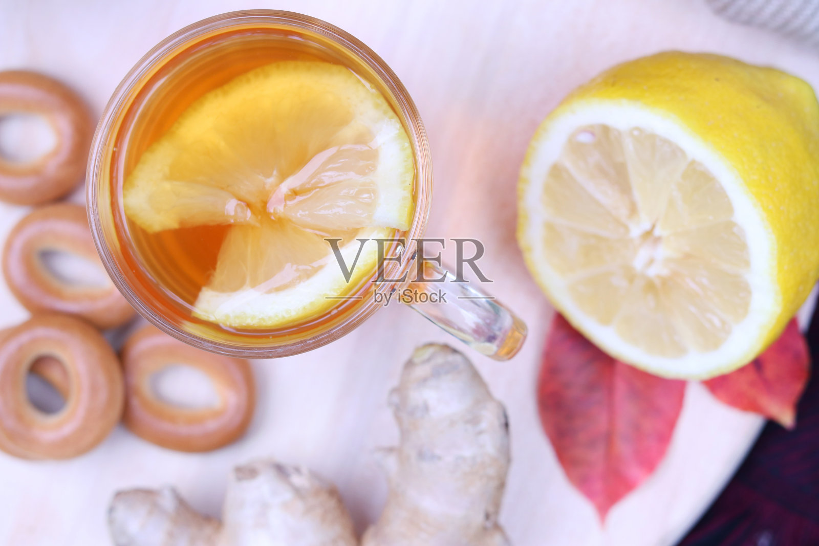一杯柠檬，姜和百吉饼茶的俯视图。秋天的组成、野餐照片摄影图片