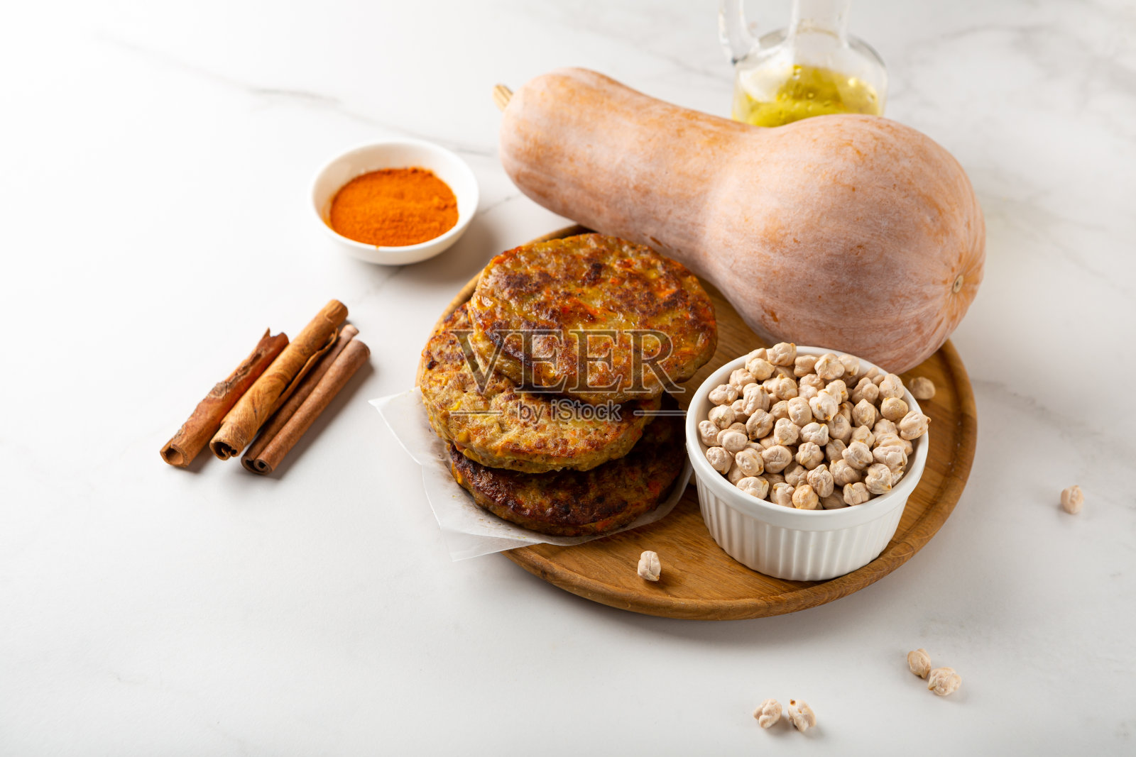 近距离的堆叠南瓜蔬菜油炸煎饼肉桂鹰嘴豆健康食品照片摄影图片