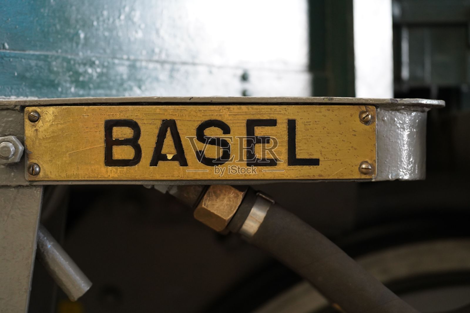 蚀刻在金属上的瑞士巴塞尔城市路牌照片摄影图片