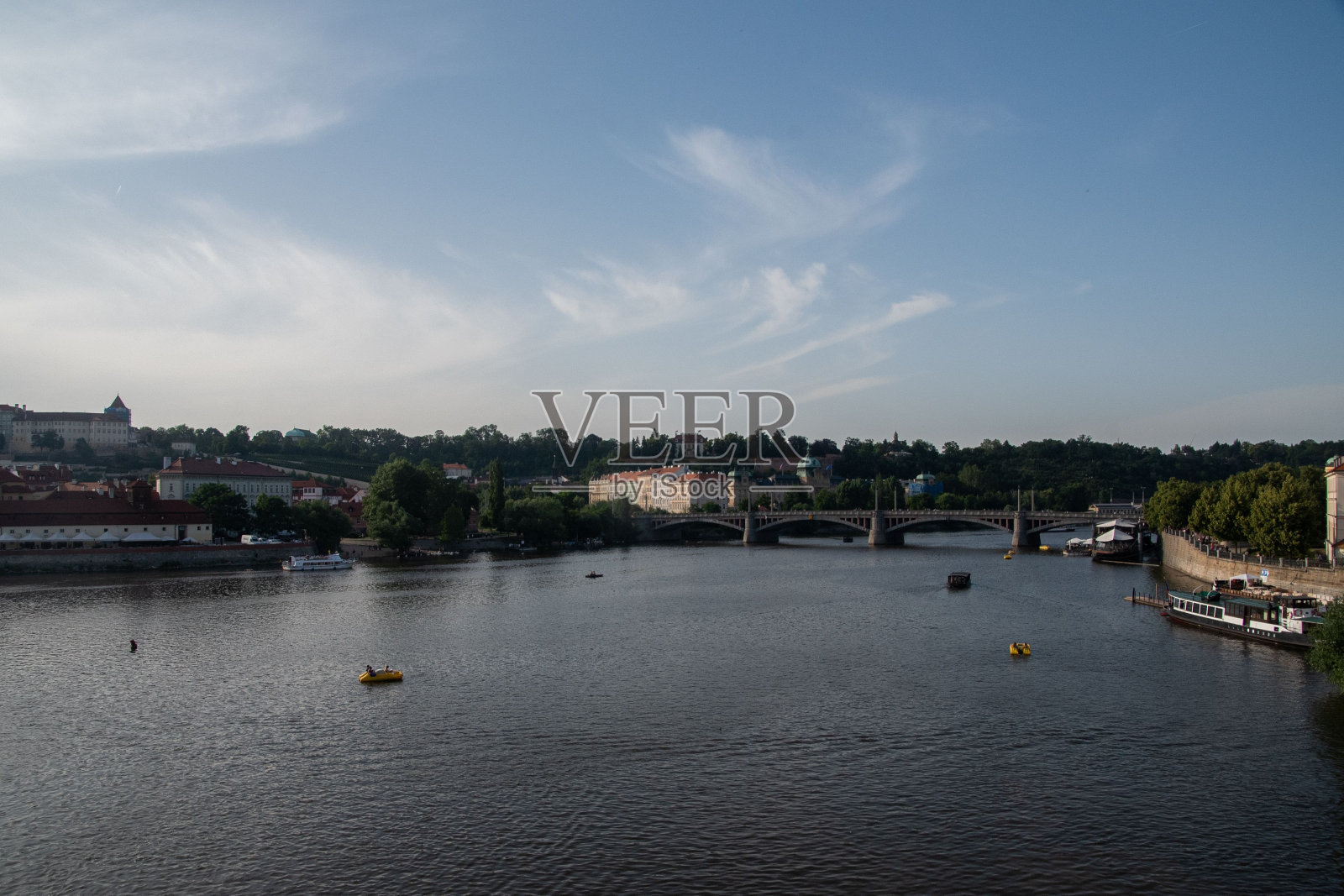 在阴天有桥的宽阔的河照片摄影图片