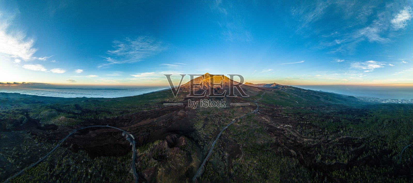 山边美丽森林的鸟瞰图照片摄影图片