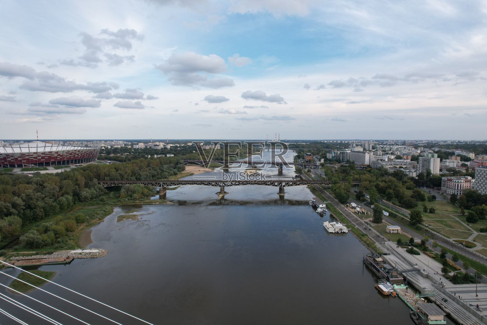 这是波兰华沙市中心一座桥下流水的鸟瞰图照片摄影图片