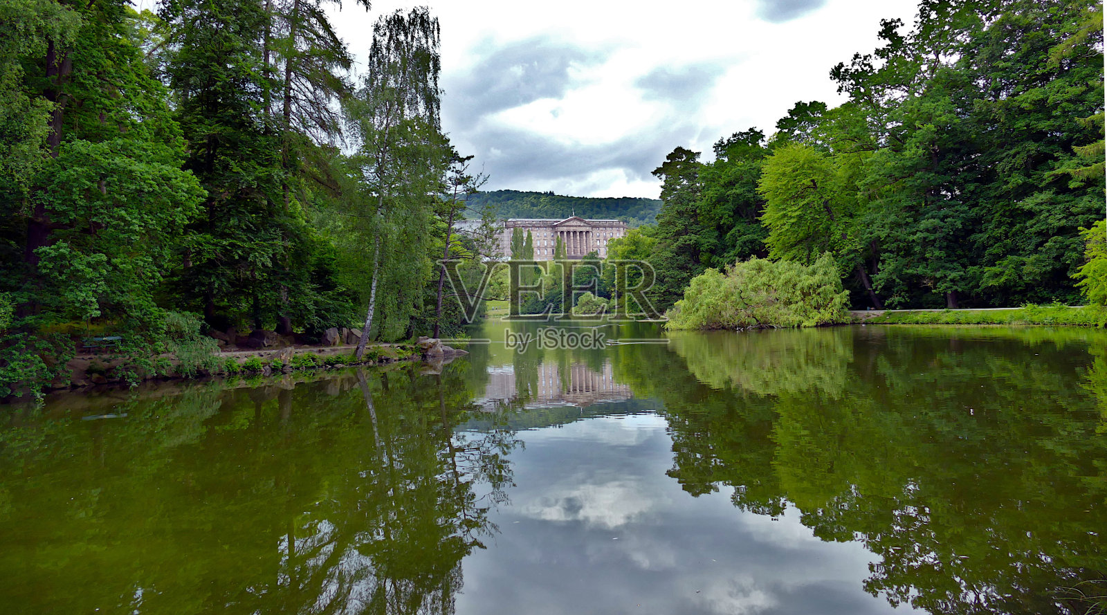 公园里美丽的池塘照片摄影图片
