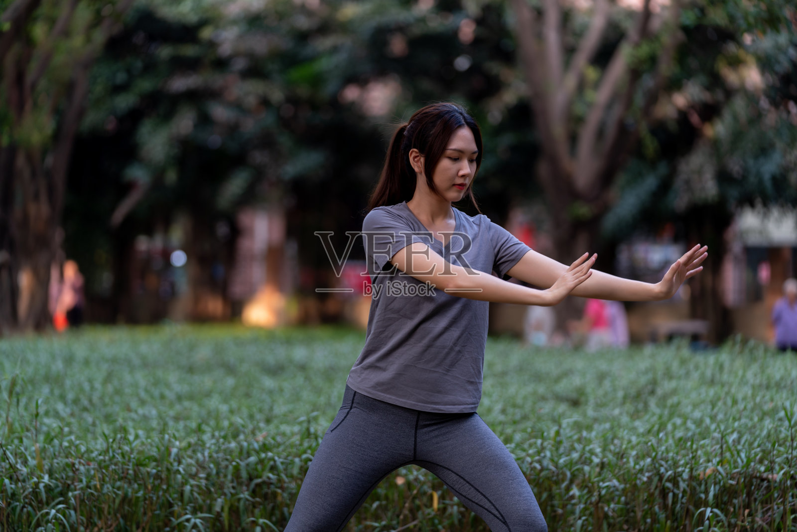 亚洲妇女正在公园里锻炼照片摄影图片