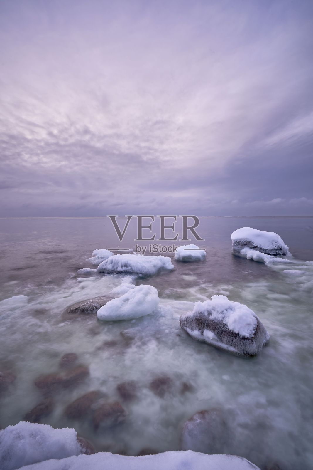 神奇的海景被冰雪覆盖，长时间曝光，垂直照片摄影图片