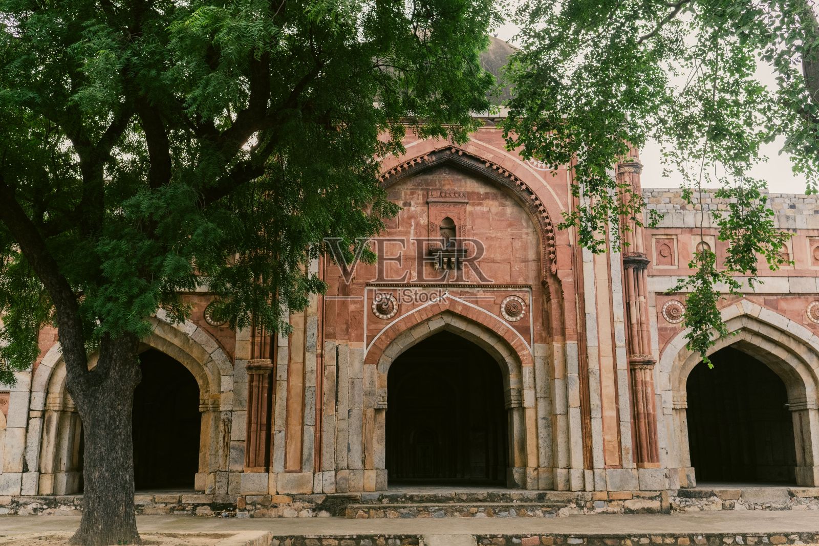 印度新德里的Jamali Kamali清真寺和陵墓照片摄影图片