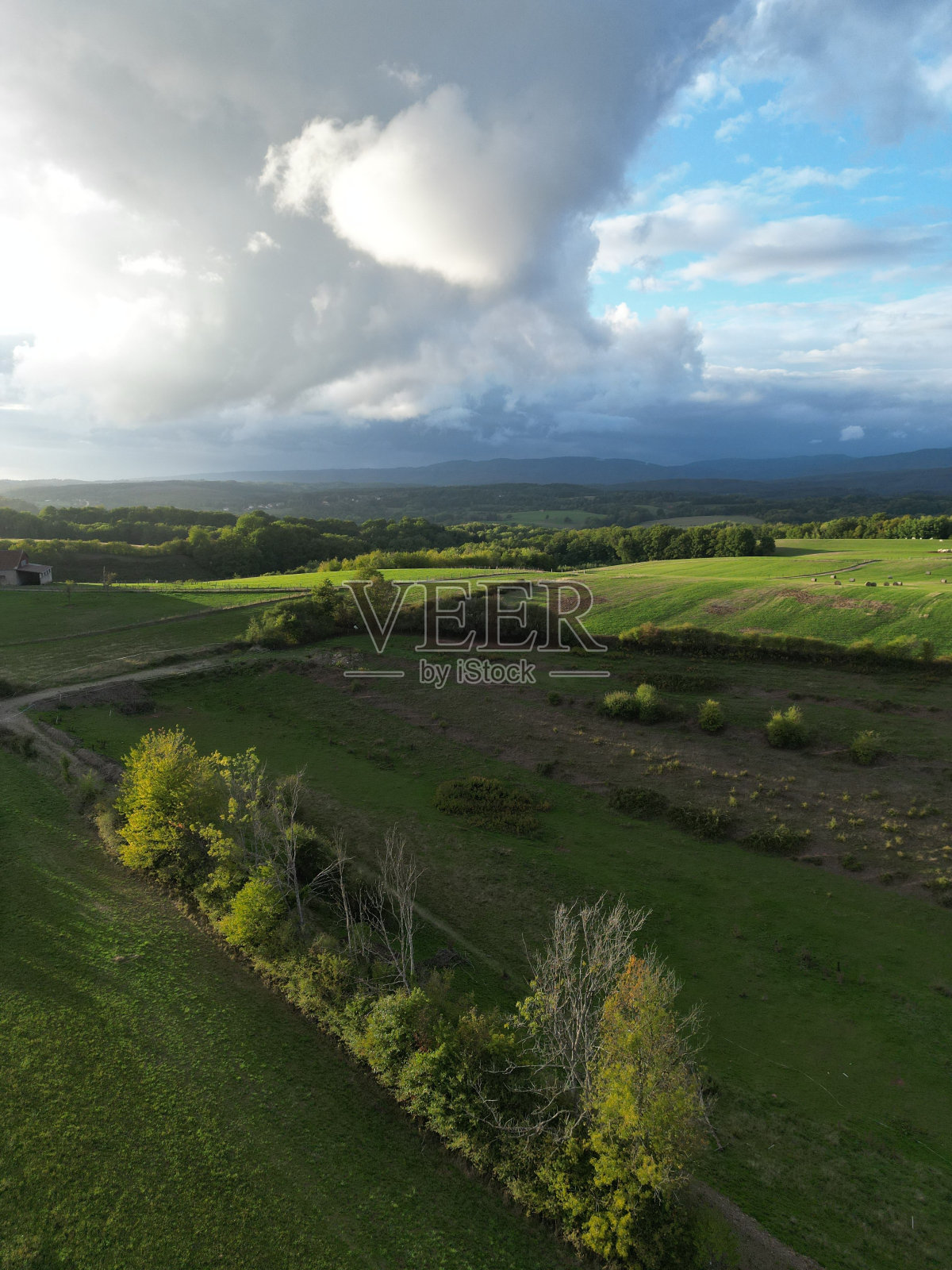 弗朗切-孔德多云天空下田野的垂直鸟瞰图照片摄影图片