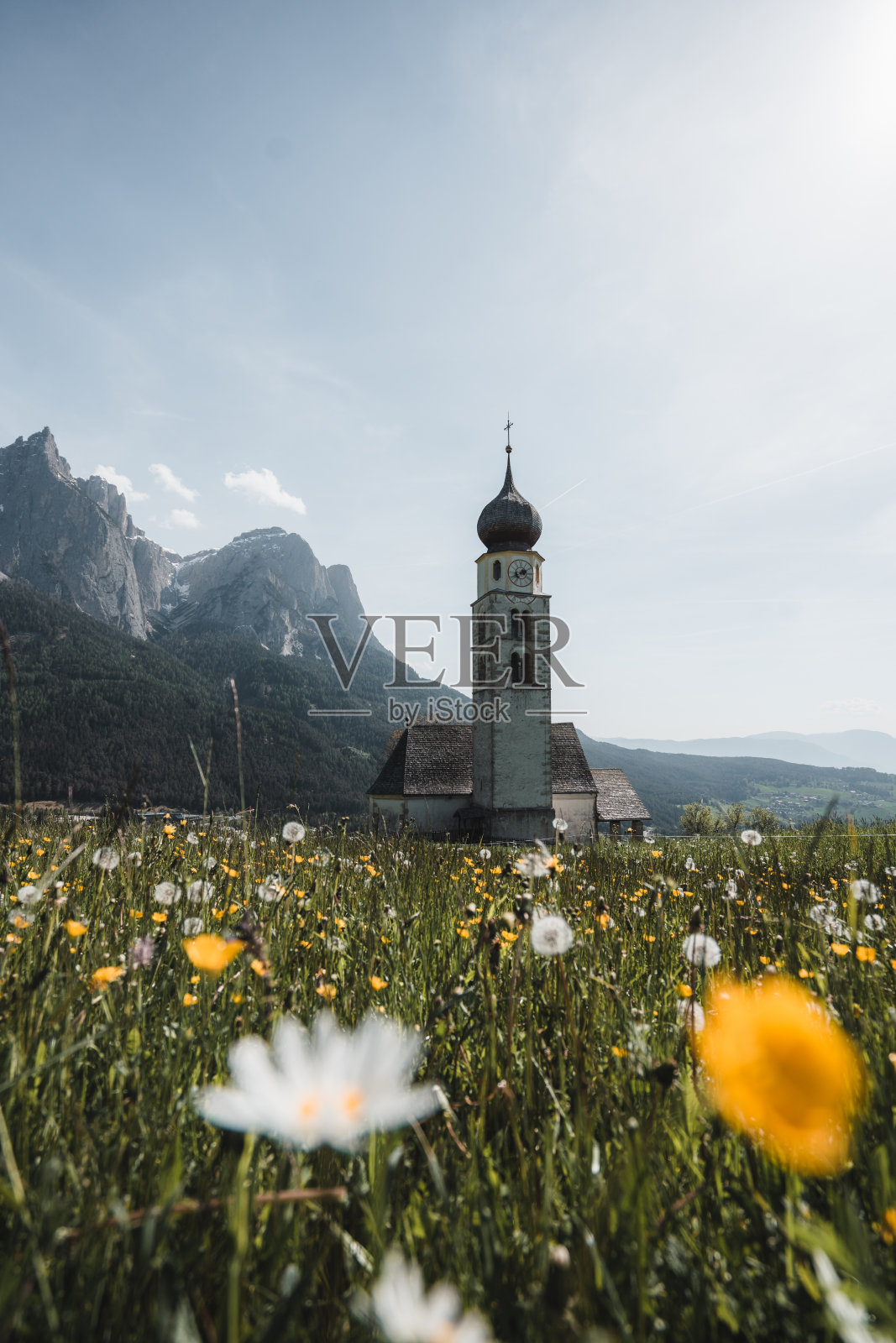 圣瓦伦丁教堂，Dolomites，意大利阿尔卑斯山，意大利照片摄影图片
