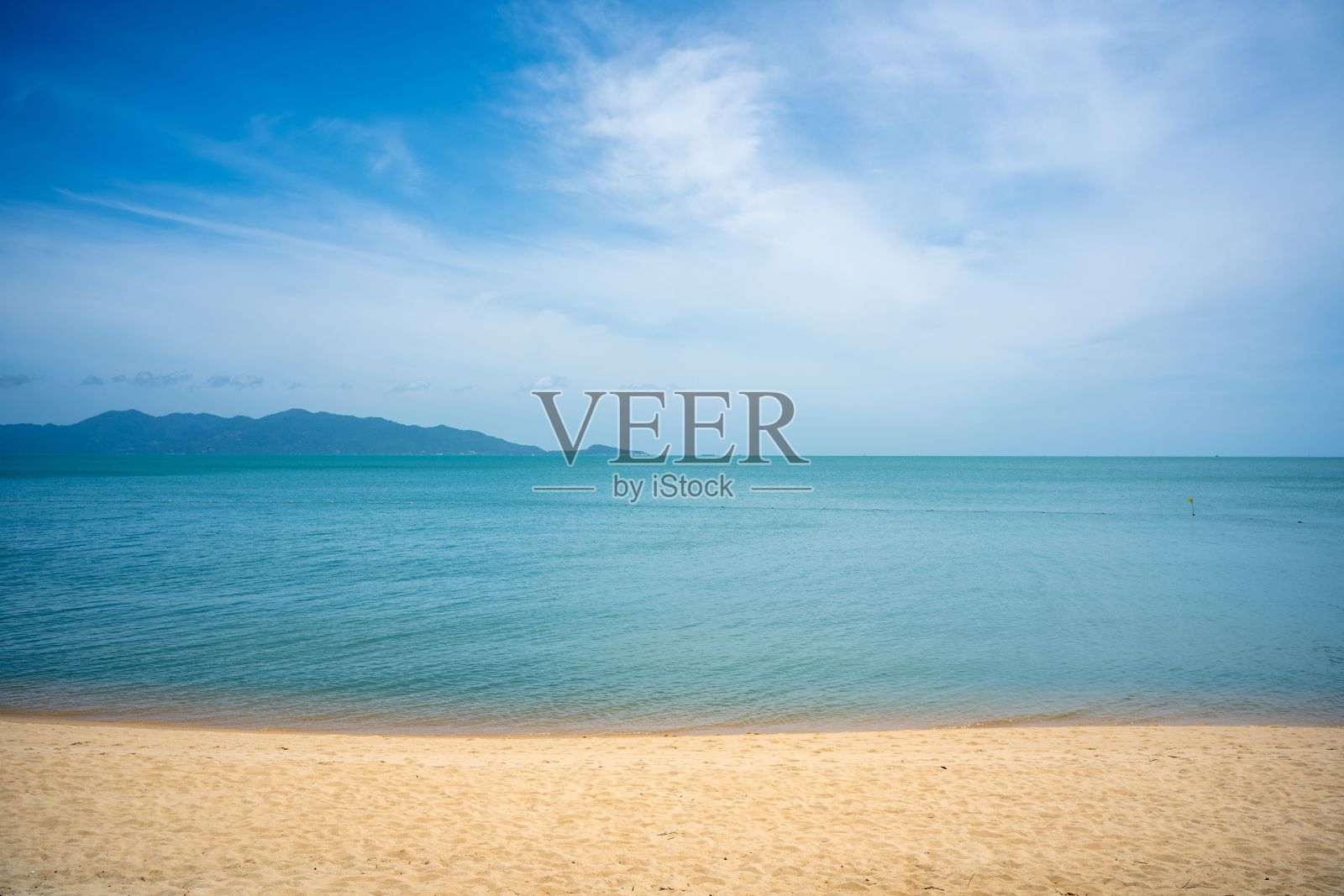 在泰国苏梅岛，蓝色大海映衬下的沙滩风景照片摄影图片