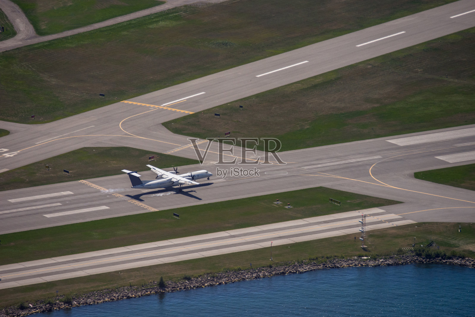 飞机正在机场跑道上降落照片摄影图片