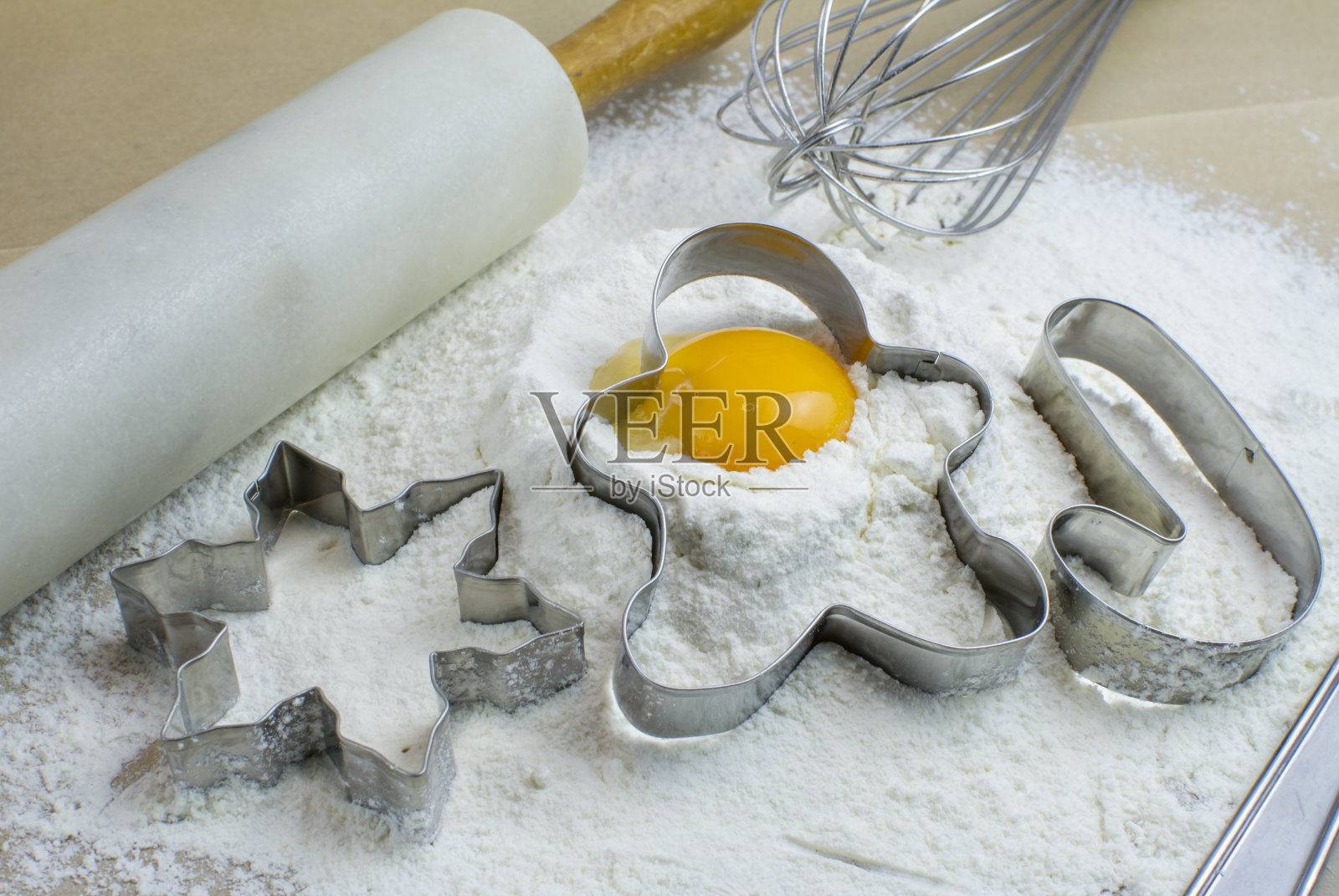 在家烘焙饼干的过程，曲奇刀在面团和擀面杖上的特写照片摄影图片